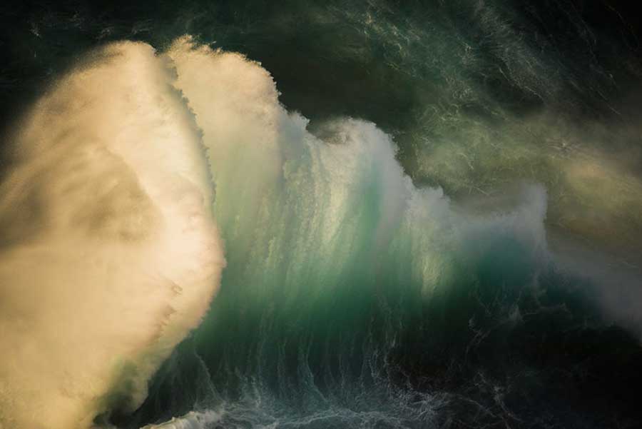 نمایش با شکوه و عظمت امواج در اقیانوس