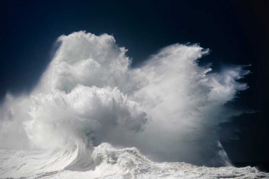 نمایش با شکوه و عظمت امواج در اقیانوس