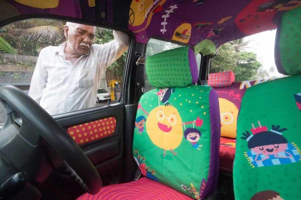 تصاویری از راننده تاکسی 75 ساله که به مردم کمک می کند
