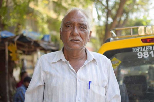 تصاویری از راننده تاکسی 75 ساله که به مردم کمک می کند