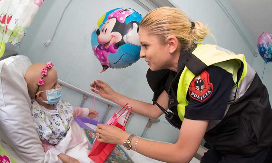 سوپرایز بزرگ پلیس آلبانی برای کودکان بیمارستانی