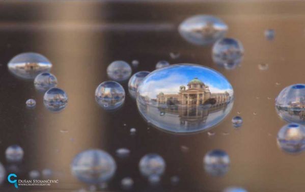 تصاویری از نمای شهر ها در قطره های آب