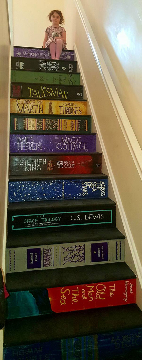 پله های دکور شده با جلد کتاب