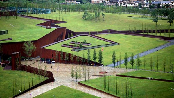 تصاویری از موزه زلزله چین که مانند یک فاجعه طبیعی است