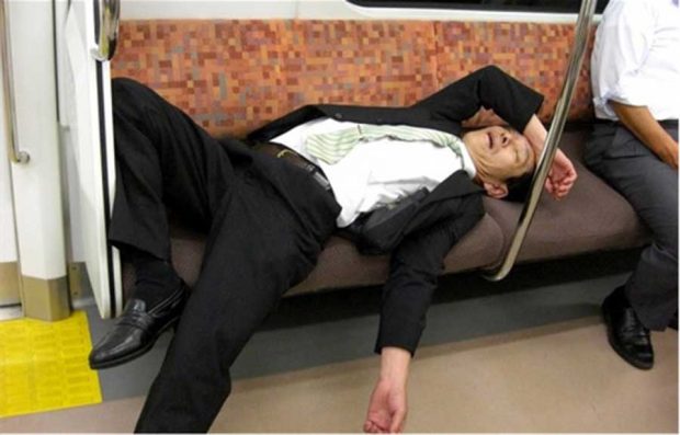 تصاویری از خواب روزانه کارمندان ژاپنی در مکان های عمومی !