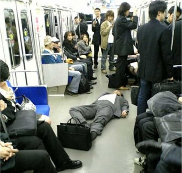 تصاویری از خواب روزانه کارمندان ژاپنی در مکان های عمومی !