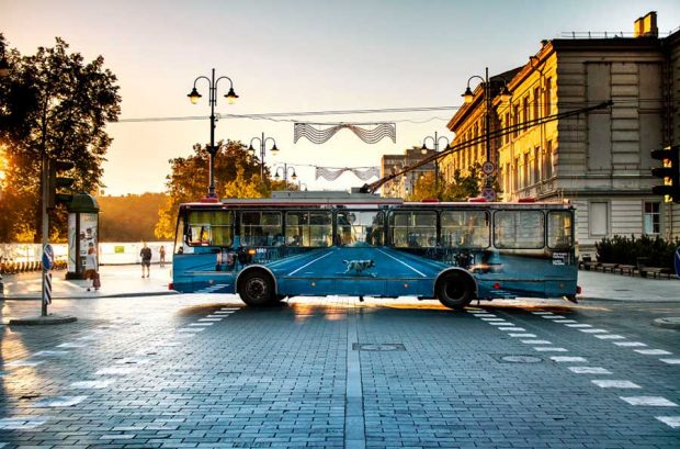 تصاویری از هنر خیابانی روی اتوبوس برقی در لیتوانی
