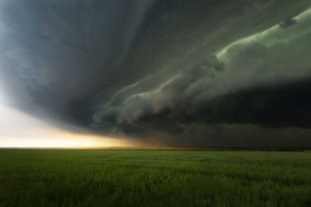 طی مسافت 80 هزار کیلومتری برای ثبت زیباترین تصاویر طوفان های زمینی