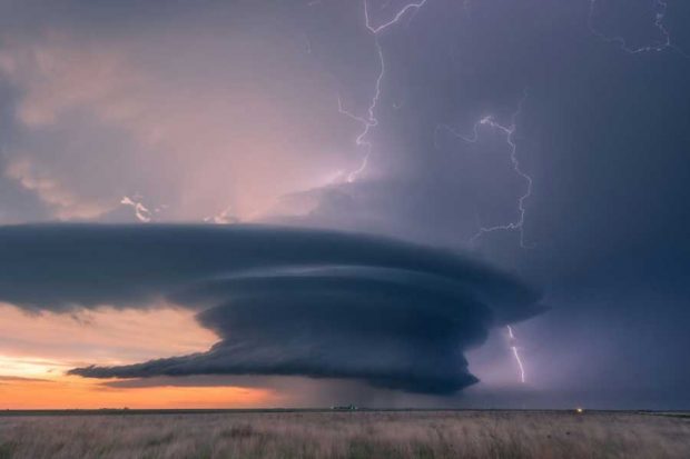 طی مسافت 80 هزار کیلومتری برای ثبت زیباترین تصاویر طوفان های زمینی