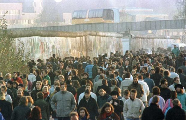 فرو ریختن دیوار برلین به روایت تصویر