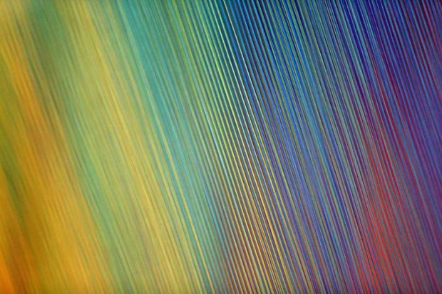 رنگین کمان مصنوعی که از هزاران رشته رنگی ساخته شده