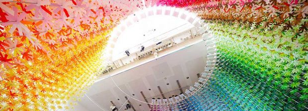 تماشای 25 هزار گل کاغذی رنگارنگ در یک اتاق کاملا هنری