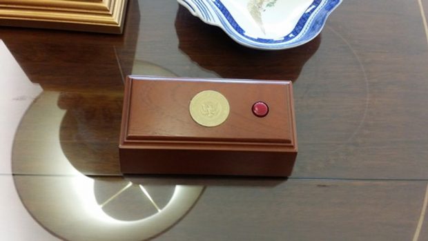 دکمه قرمز میز رئیس‌ جمهور آمریکا