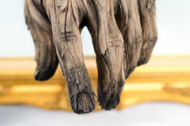 تصاویر محسور کننده از مجسمه‌های سرامیکی در نمای چوب