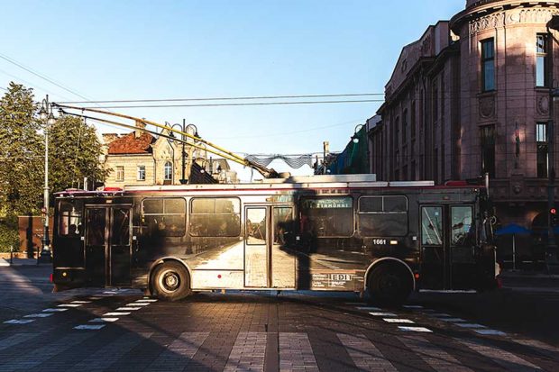 تصاویری از هنر خیابانی روی اتوبوس برقی در لیتوانی