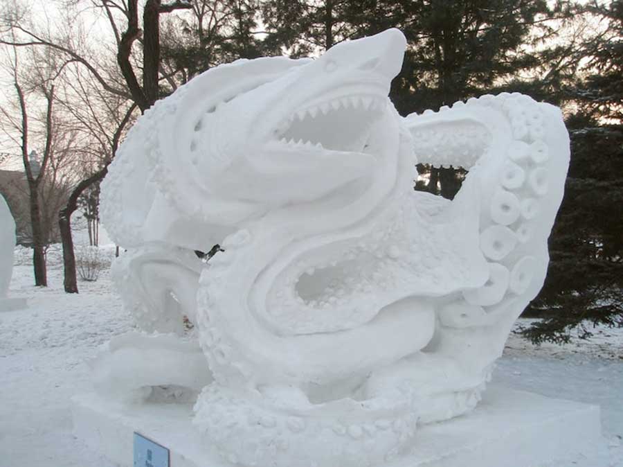 Голова дракона на снегу. Снежные фигуры. Снежные скульптуры. Снежные скульптуры своими руками. Снежные фигуры из снега.